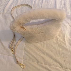 Fuzzy White Purse w/ detachable crossbody chain 🤍